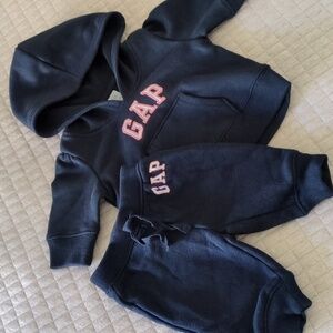 2 PIECE BABY GAP SWEAT SUIT 0-3 MONTHS